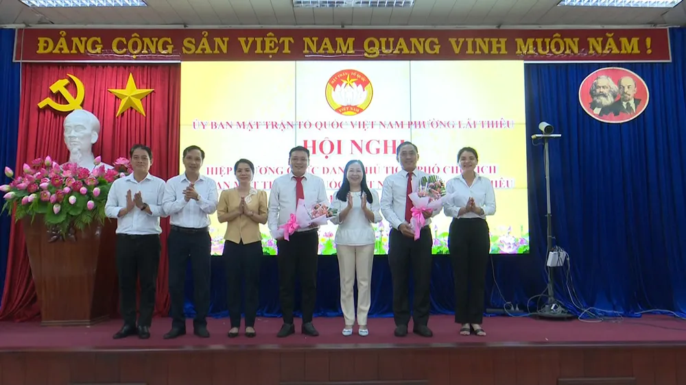 Đồng chí Nguyễn Tiến Dũng và đồng chí La Hải Dương đã ra mắt tại hội nghị Hiệp thương 4.jpg