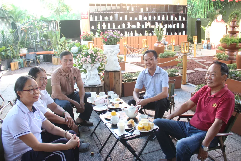 Bên ly cà phê sáng, người dân cùng trao đổi về các phiên họp của kỳ Đại hội đại biểu Đảng bộ TPHCM lần thứ I đang diễn ra IMG_2118.JPG