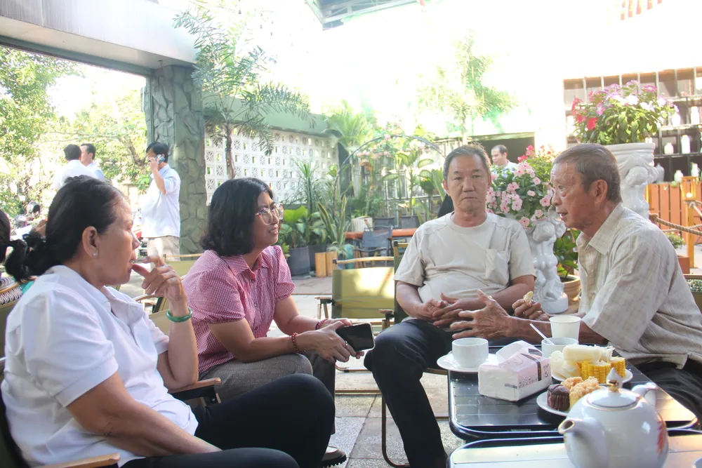 Bà Võ Thị Lý, Phó Chủ tịch UBND phường lắng nghe vướng mắc của người dân về tranh chấp dân sự IMG_2131.JPG