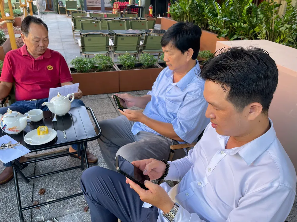 Người dân phường Thủ Dầu Một xem trực tiếp Đại hội đại biểu Đảng bộ TPHCM trên điện thoại xem tt.jpg