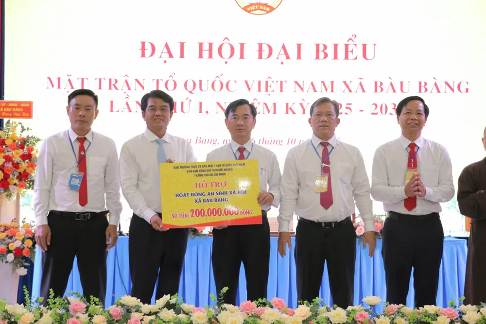 Đồng chí Bùi Thanh Nhân trao hỗ trợ hoạt động an sinh xã hội tại xã Bàu Bàng hỗ trợ.jpg