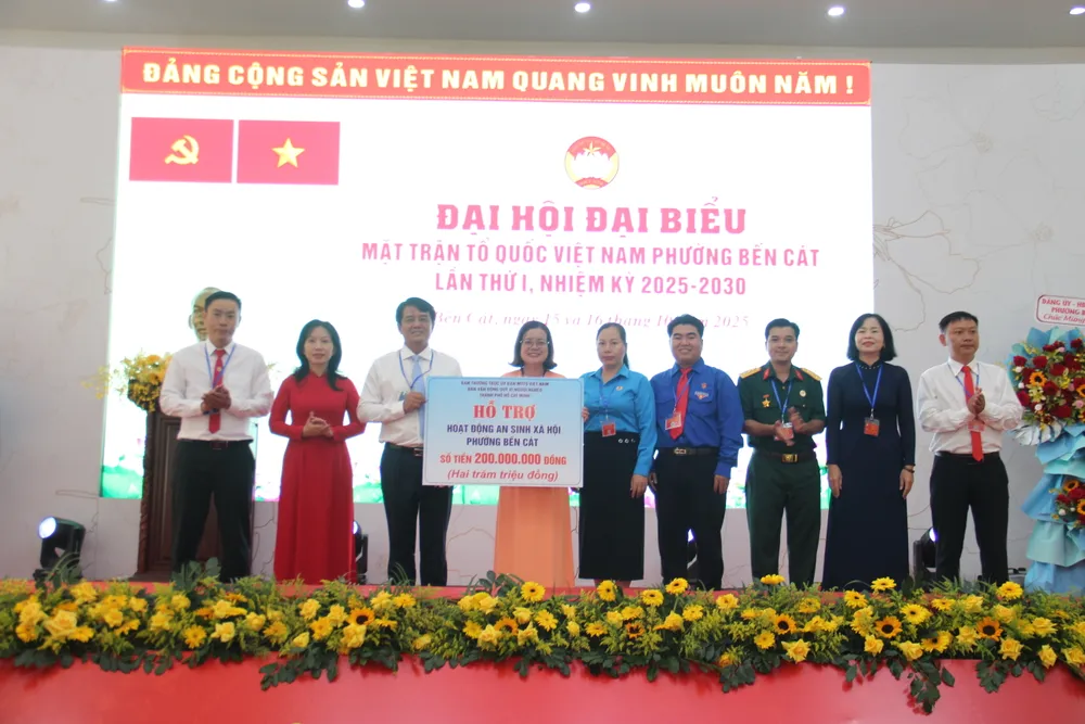 Đồng chí Bùi Thanh Nhân trao biểu trưng quỹ hỗ trợ hoạt động an sinh xã hội cho phường Bến Cát IMG_2401 - Copy (2) - Copy.JPG