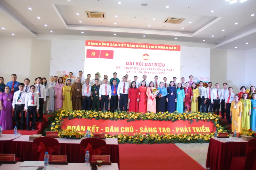 Đại hội đã hiệp thương cử Ủy ban MTTQ Việt Nam phường Bến Cát nhiệm kỳ 2025-2030 gồm 56 vị. Bà Phan Ái Thanh Dung được tín nhiệm hiệp thương cử giữ chức Chủ tịch Ủy ban MTTQ phường. IMG_2443 - Copy - Copy.JPG