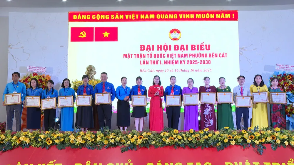 Ủy ban MTTQ Việt Nam phường Bến Cát khen thưởng các điển hình tiên tiến đã góp phần tích cực cho khối đại đoàn kết toàn dân tộc khen thưởng mttq.jpg