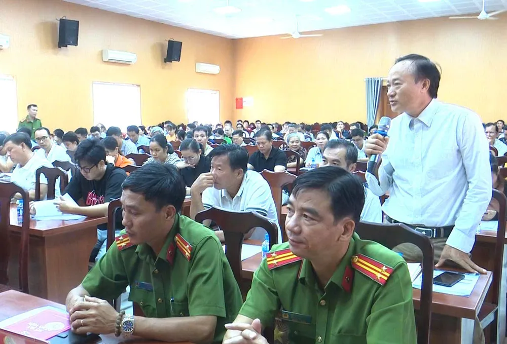 Đại biểu trao đổi về những vướng mắc, tồn tại trong công tác PCCC tại doanh nghiệp 1.jpg