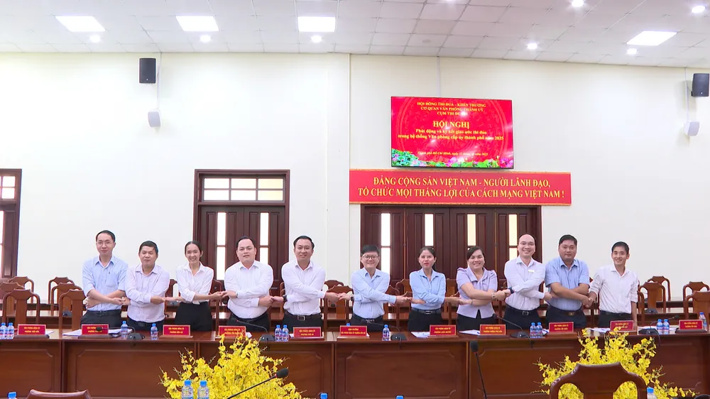 Các thành viên trong Cụm thi đua thống nhất nội dung ký kết giao ước thi đua 4.jpg