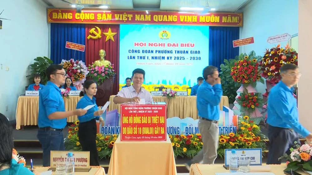 Công đoàn viên ủng hộ đồng bào bị thiệt hại do bão số 10 gây ra công đoàn 1.jpg
