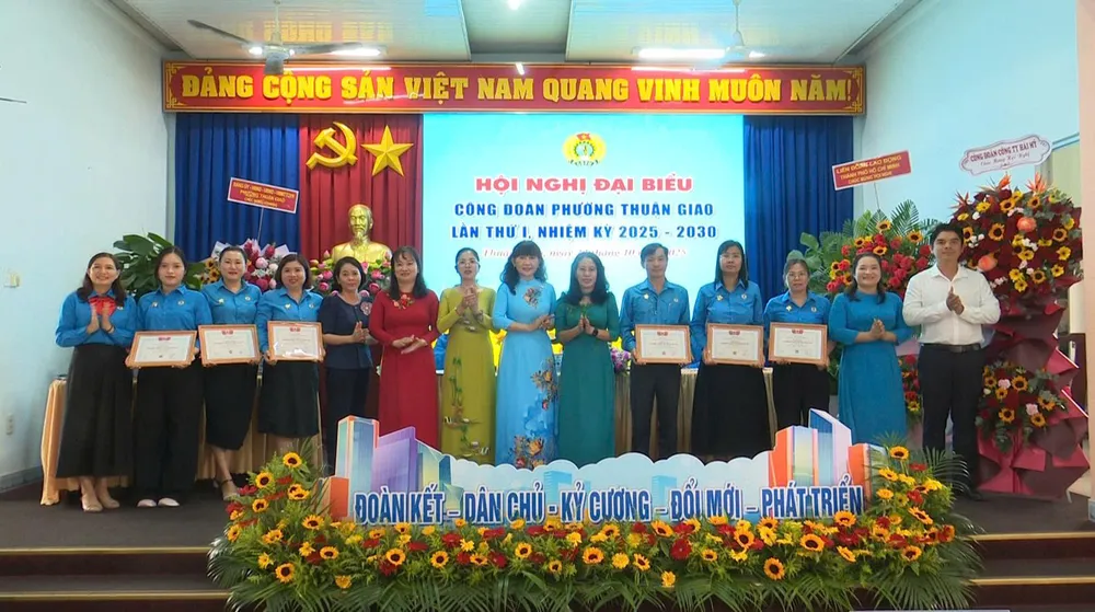 Các đoàn viên nhận kỷ niệm chương “Vì sự nghiệp xây dựng tổ chức Công đoàn Việt Nam” công đoàn 4.jpg