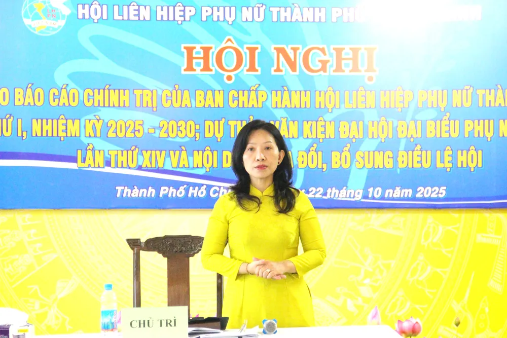 Phó Chủ tịch Hội LHPN TPHCM Huỳnh Thị Thúy Phương phát biểu tại hội nghị IMG_2606.JPG