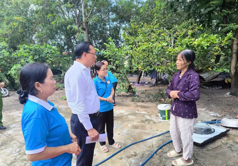 Lãnh đạo phường Bến Cát thăm hỏi tình hình của người dân BC 2.jpg