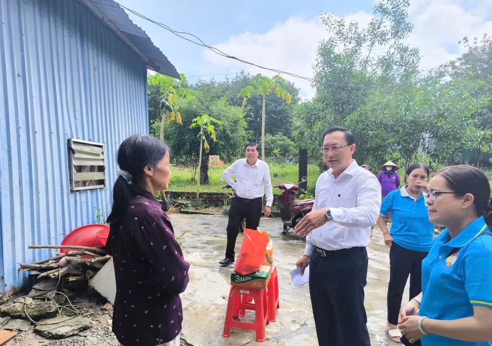 Bí thư Đảng ủy phường Bến Cát Nguyễn Trọng Ân đến thăm hỏi, chia sẻ với các hộ dân bị ảnh hưởng do ngập nước BC 3.jpg