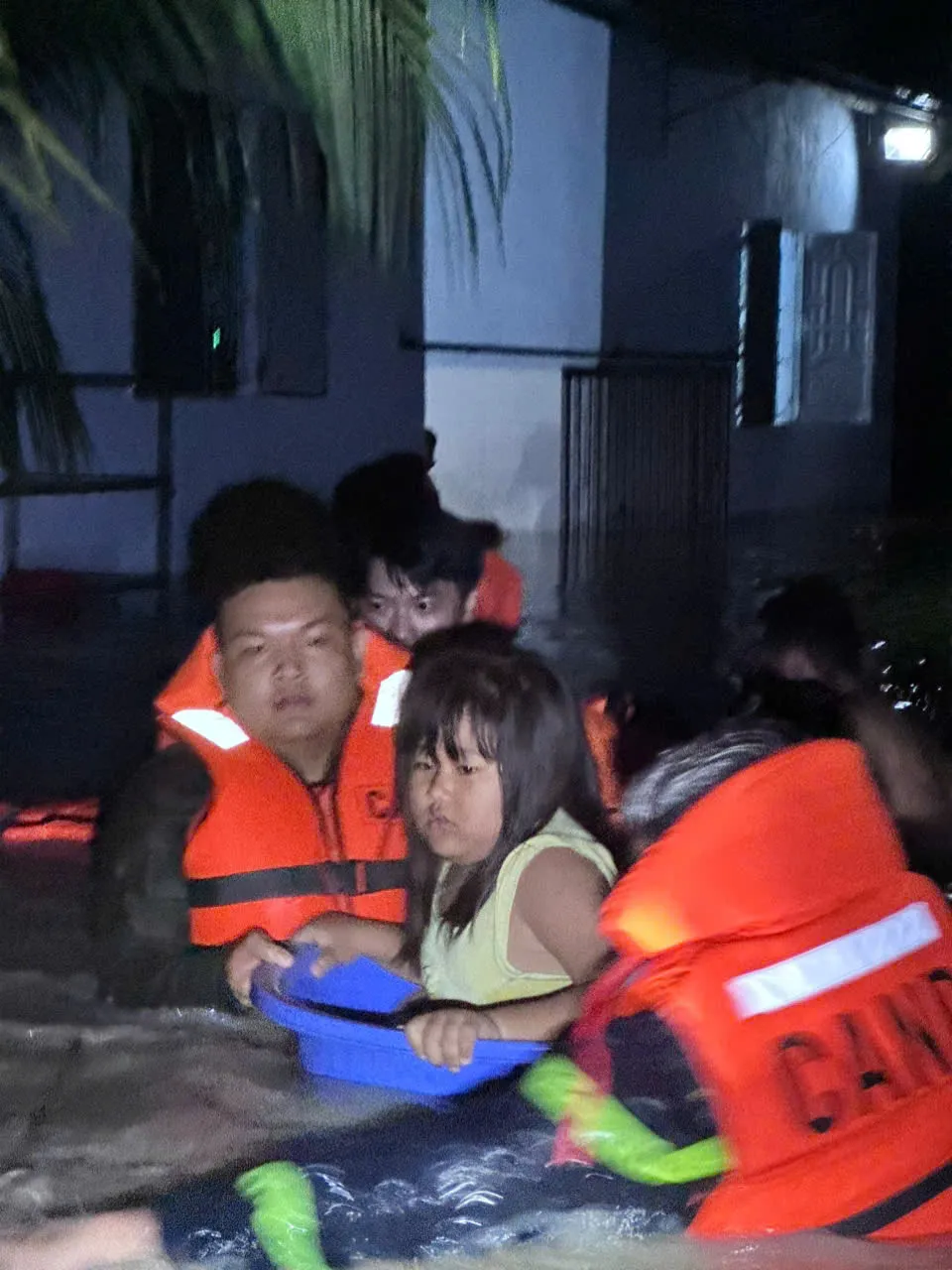 Lực lượng Đội Chữa cháy và cứu nạn, cứu hộ khu vực 31 đưa người dân bị mắc kẹt do ngập nước đến khu vực an toàn cứu hộ 3.jpg