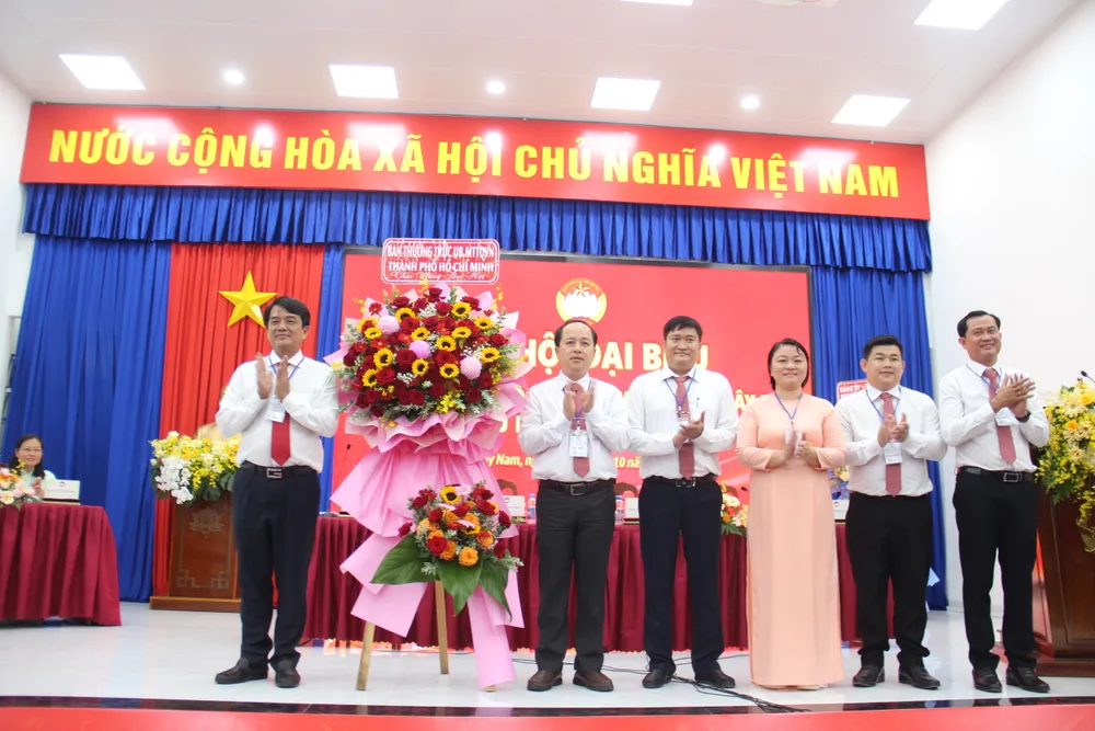 Đồng chí Bùi Thanh Nhân tặng hoa chúc mừng đại hội IMG_2634.JPG