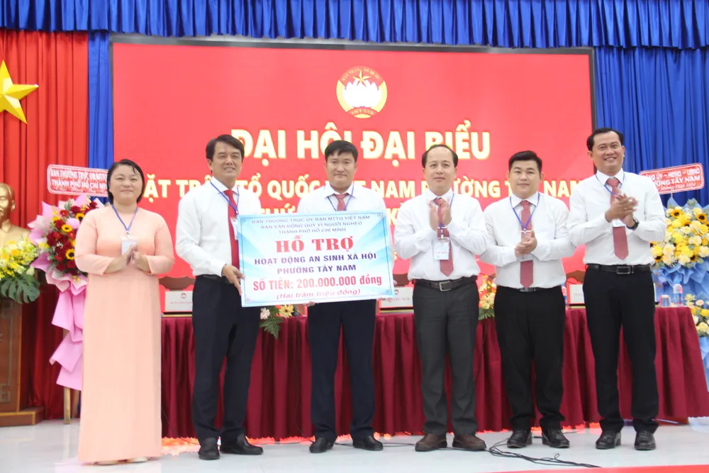 តំណាងរណសិរ្សមាតុភូមិវៀតណាម ទីក្រុងហូជីមិញ បង្ហាញការគាំទ្រសកម្មភាពសន្តិសុខសង្គមដល់វួដ Tay Nam IMG_2641.JPG