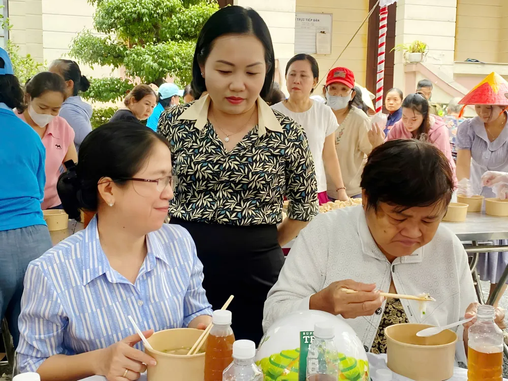 Bà Nguyễn Thu Cúc, Bí thư Đảng ủy phường Thủ Dầu Một quan tâm hỏi han bà con cô bác TDM 1.jpg