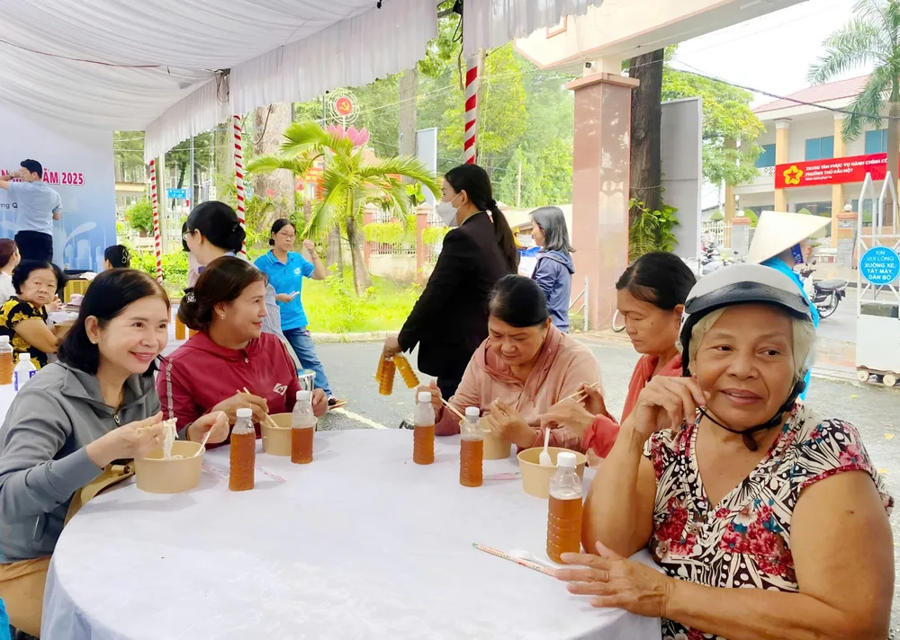 Bà con thưởng thức bữa chiều và những chai nước sâm mát lạnh TDM 2.jpg