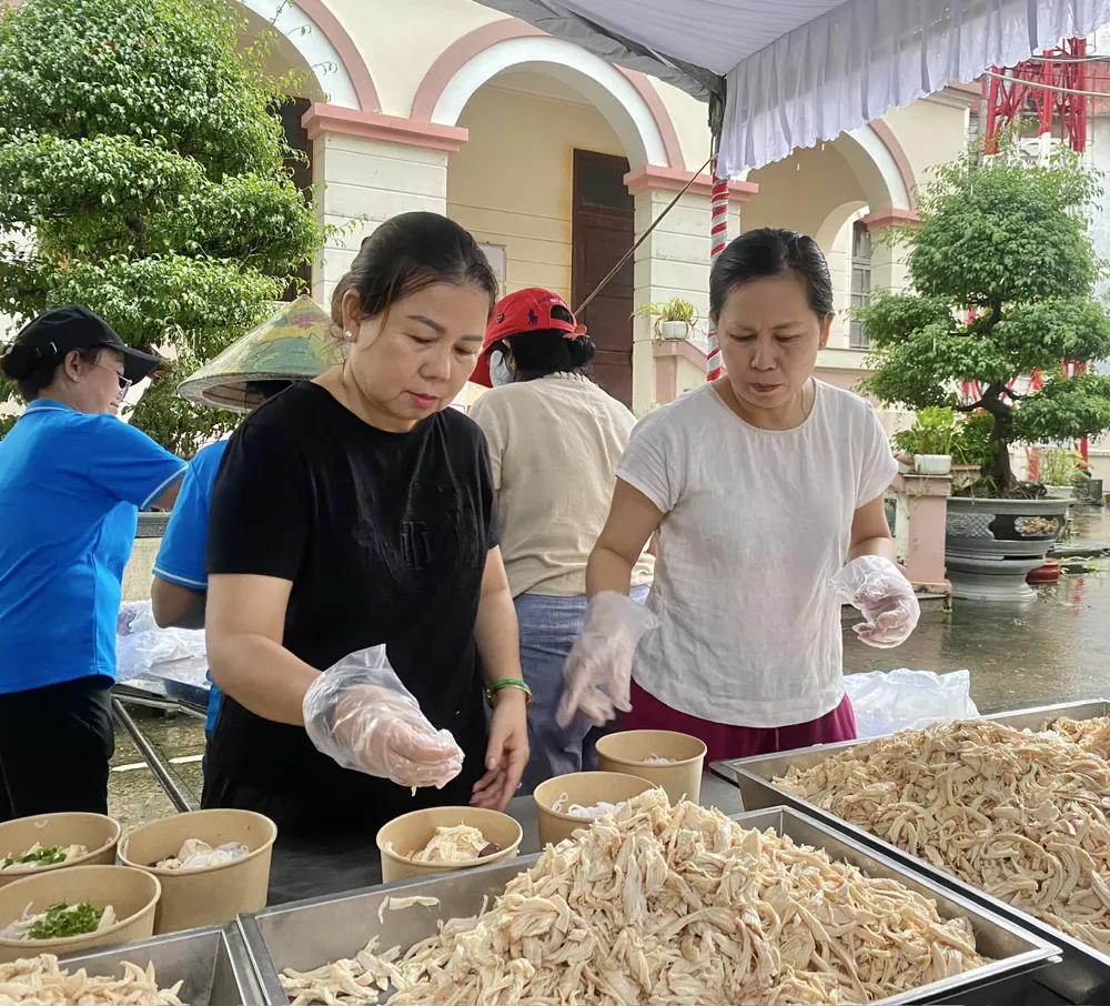 Tất bật chuẩn bị nguyên liệu nấu ăn TDM 3.jpg