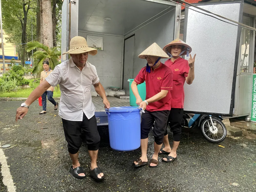 Từ đầu giờ chiều, cán bộ phường Thủ Dầu Một và các nhà hảo tâm đã có mặt tại điểm hẹn TDM 4.jpg
