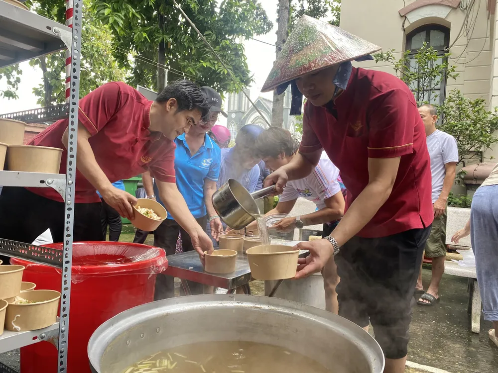 Bắt tay vào nấu những nồi bánh canh nghĩa tình TDM 6.jpg