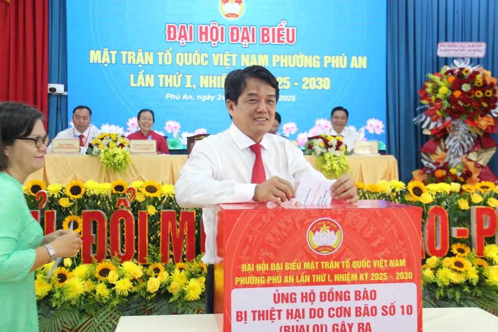 Các đại biểu tham gia ủng hộ đồng bào bị thiệt hại do cơn bão số 10 IMG_2692.JPG