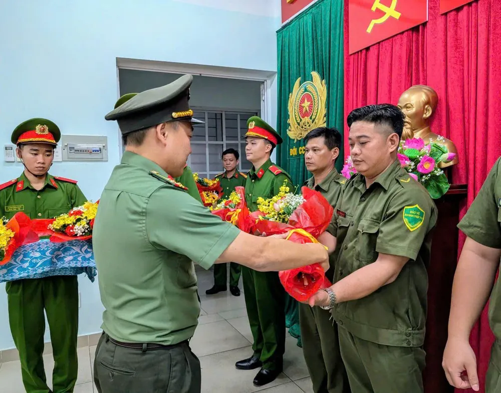 Thượng tá Phan Huy Văn tặng hoa biểu dương tinh thần của lực lượng bảo vệ an ninh trật tự ở cơ sở mưa 5.jpg