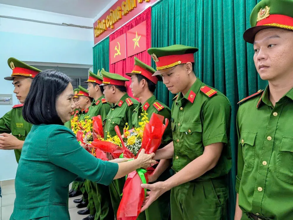 Bà Trần Thị Thảo tặng hoa cho lực lượng tham gia giải cứu 127 người dân mắc kẹt trong cơn mưa mưa 6.jpg