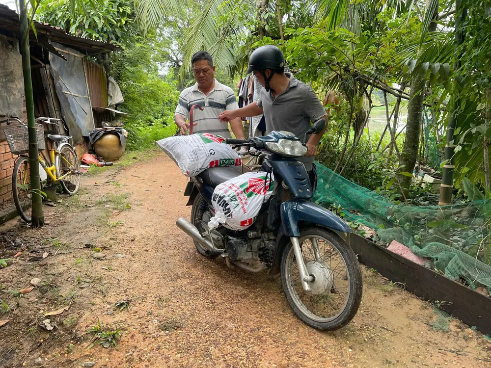 Người dân khu phố Mỹ Hảo 1 chở đất đắp bờ bao 1.jpg