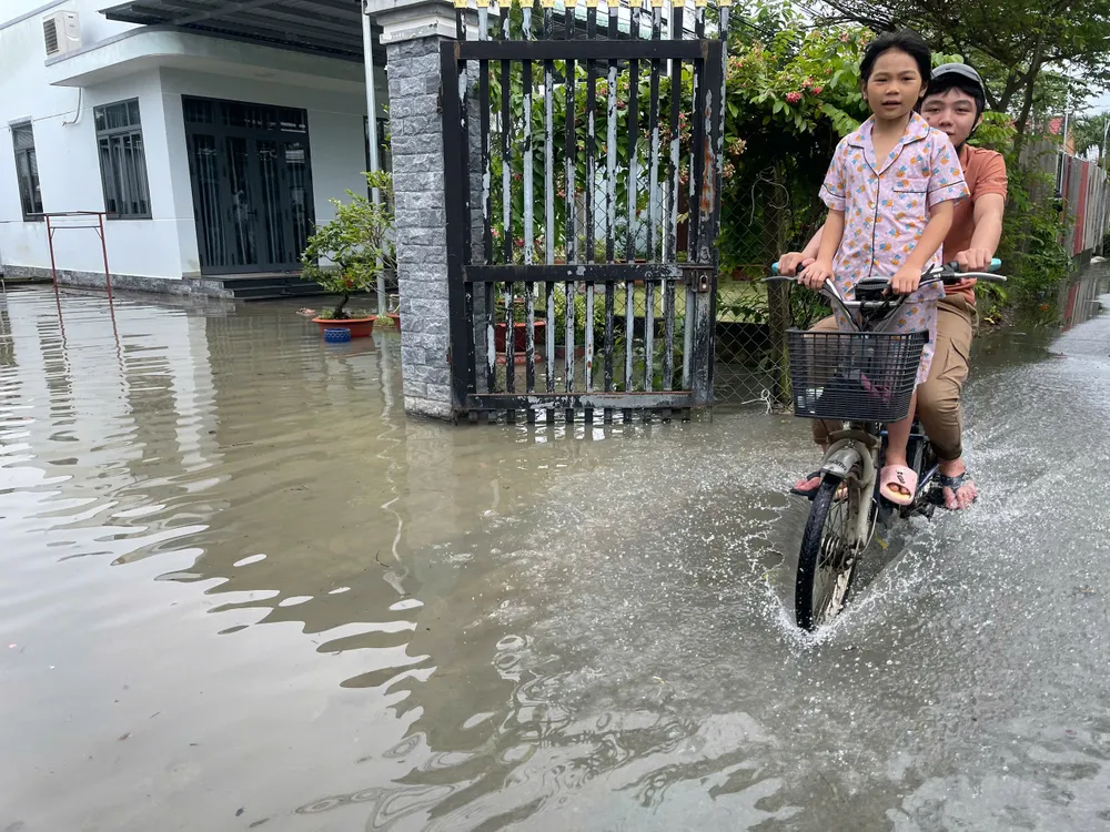 Người dân bì bõm di chuyển trên đường 6.jpg