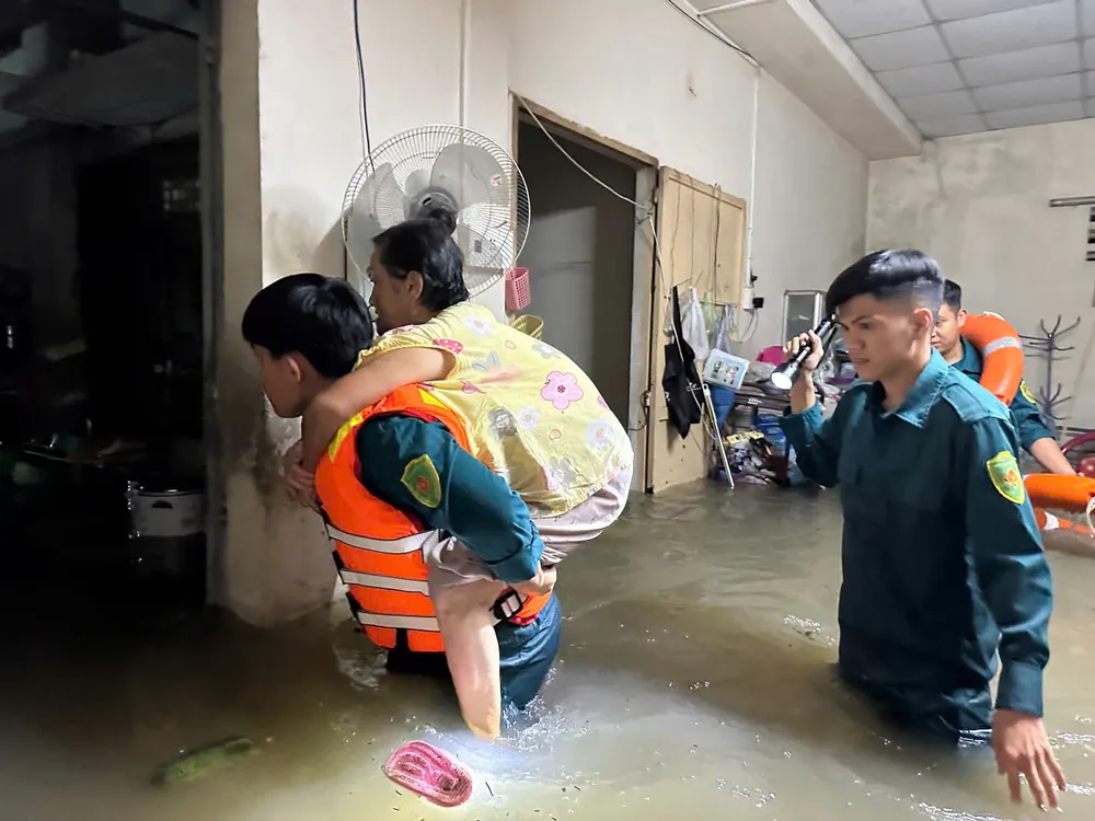 Lực lượng quân sự hỗ trợ người dân tại phường Thủ Dầu Một triều cường 1.jpg