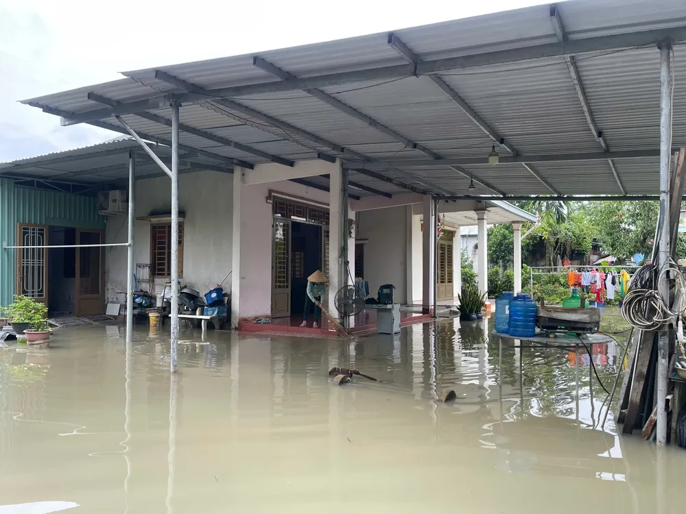 Nước tràn vào nhà dân ven rạch tại tổ 8, khu phố Mỹ Hảo 1 triều cường 21.jpg