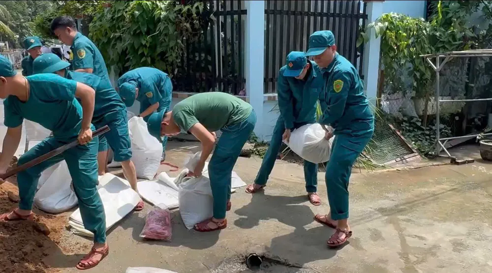 Các lực lượng phường Thủ Dầu Một hỗ trợ người dân ứng phó với ngập triều cường 5.jpg