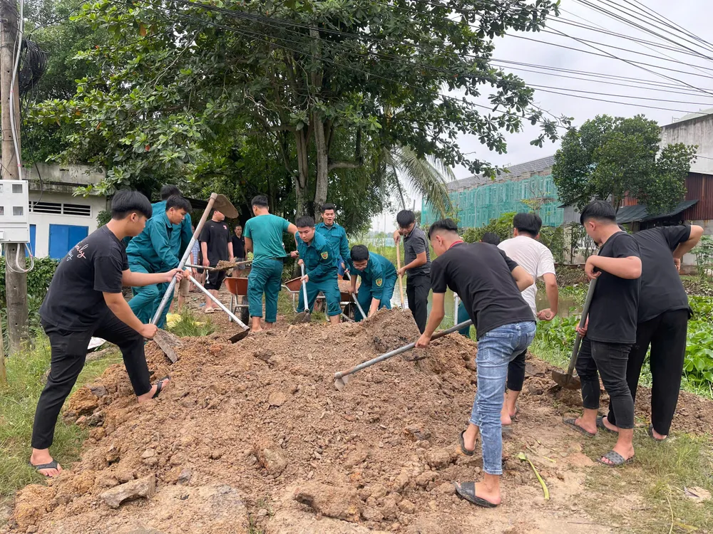 Các lực lượng tại phường Chánh Hiệp đắp bờ bao chống ngập triều cường 7.jpg