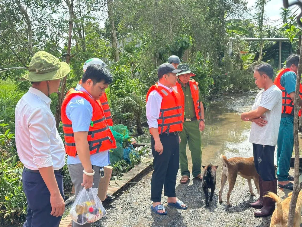 Lãnh đạo phường Tây Nam thăm hỏi tình hình thiệt hại của các hộ dân Bờ bao TN 5.jpg