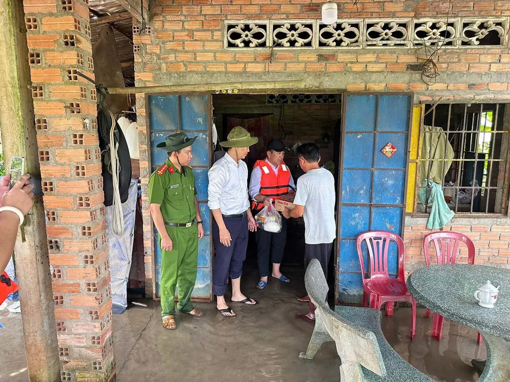 Hỗ trợ nhu yếu phẩm cho 17 hộ dân bị ảnh hưởng Bờ bao TN 6.jpg