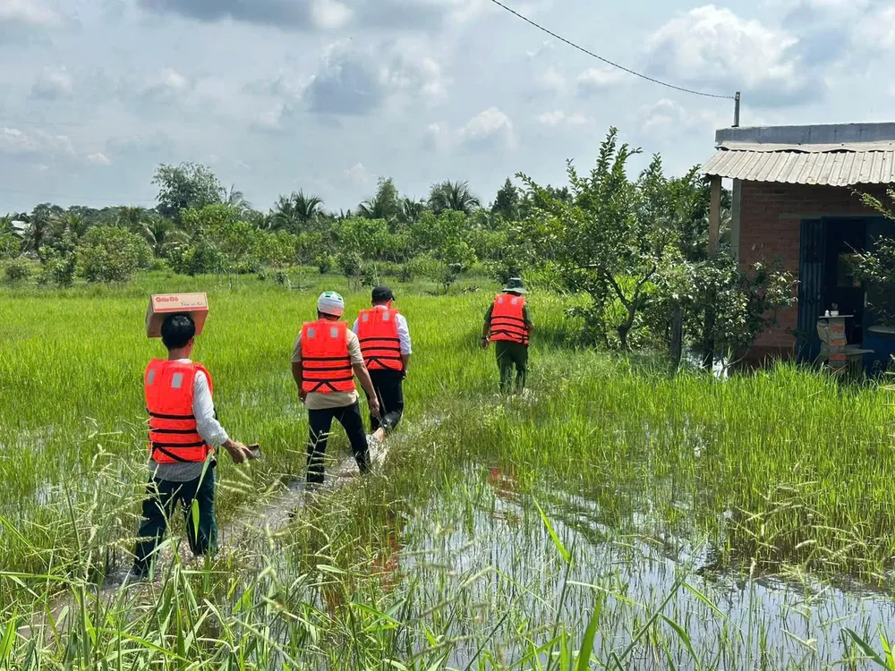 Lực lượng chức năng phường Tây Nam có mặt hỗ trợ người dân tại khu vực ngập nước Bờ bao TN 8.jpg