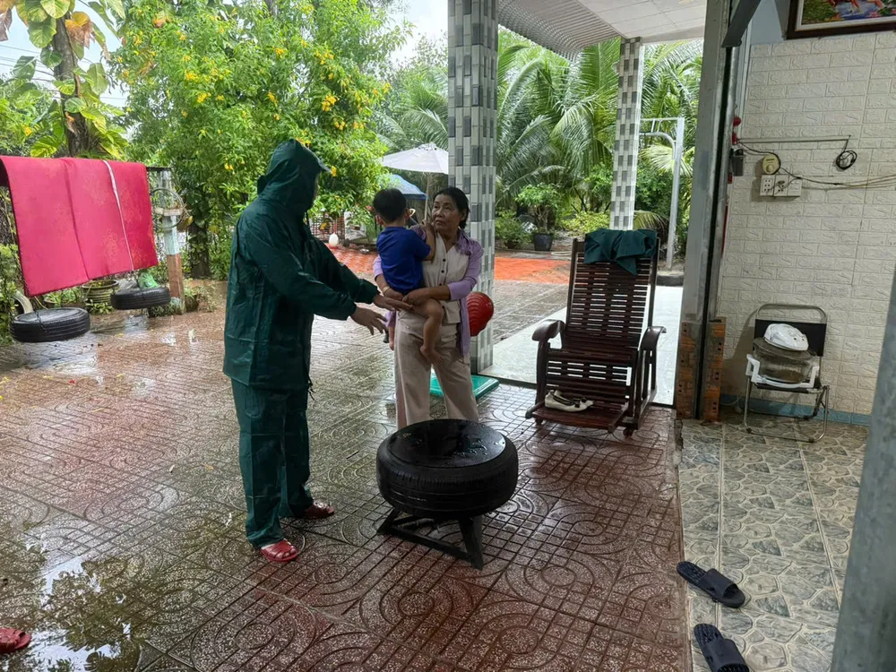 Hướng dẫn người dân cách đảm bảo an toàn đường điện Phú An ngập 4.jpg