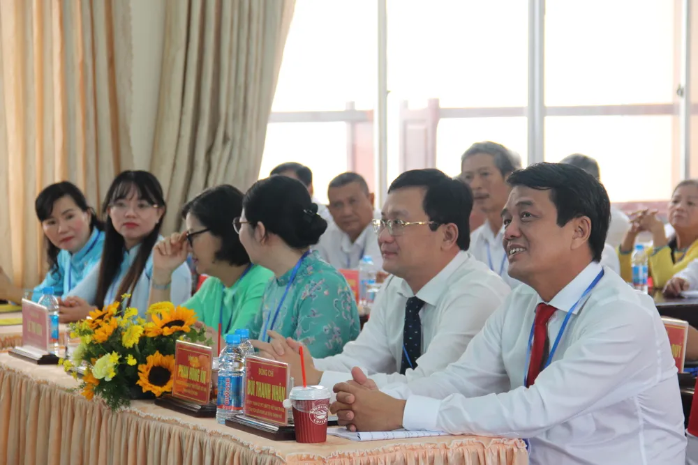Đồng chí Bùi Thanh Nhân, Ủy viên Ban Thường vụ Thành ủy, Phó Chủ tịch Ủy ban MTTQ Việt Nam TPHCM, Chủ tịch LĐLĐ TPHCM (ngoài cùng bên phải), cùng các đại biểu tham dự đại hội IMG_2779.JPG