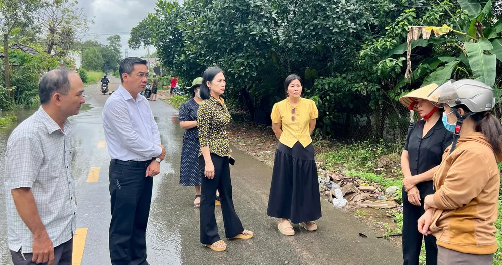 Đoàn công tác khảo sát tại khu vực bị ảnh hưởng gồm các khu phố Phú Lộc, Phú Thạnh, Tân Hưng, Phú Hưng và Lai Hưng Ngập BC 6.jpg