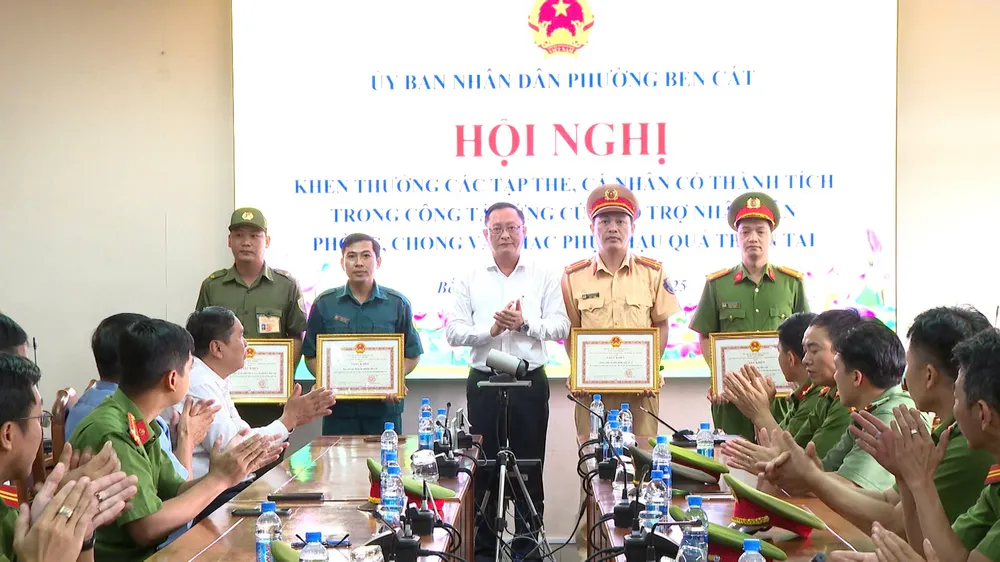Bí thư Đảng ủy phường Bến Cát Nguyễn Trọng Ân khen thưởng các tập thể có thành tích trong công tác cứu trợ nhân dân 4.jpg