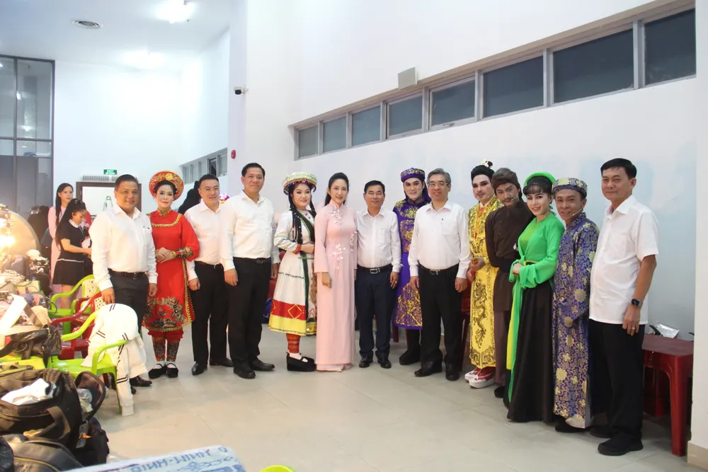 Đồng chí Nguyễn Phước Lộc, Phó Bí thư Thành ủy, Chủ tịch Ủy ban MTTQ Việt Nam TPHCM thăm hỏi các nghệ sĩ trước giờ biểu diễn IMG_3059.JPG