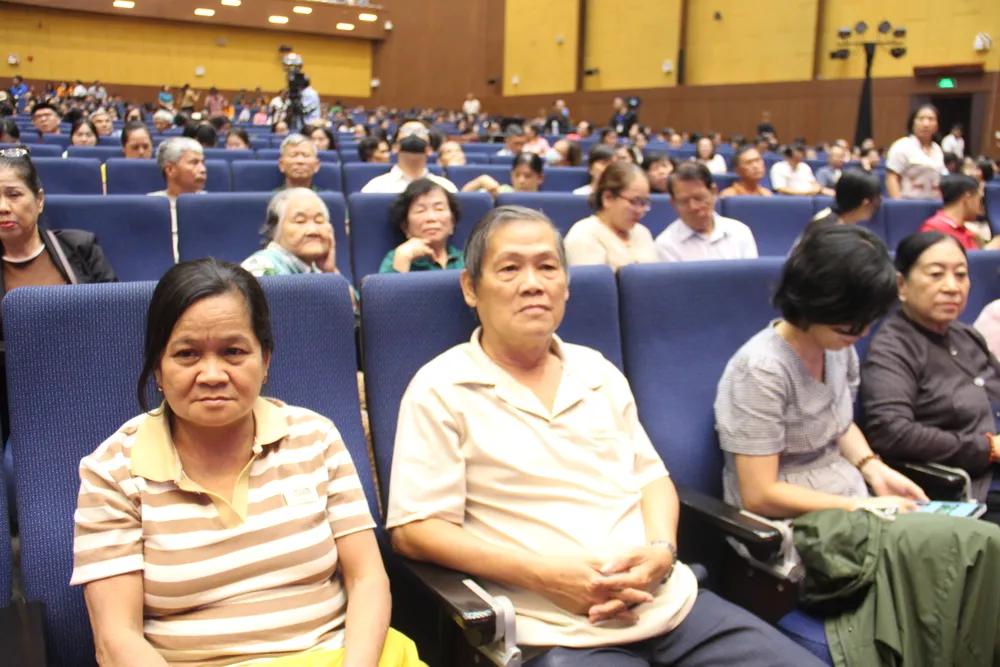 Khán giả chờ đợi thưởng thức vở cải lương kinh điển IMG_3085.JPG