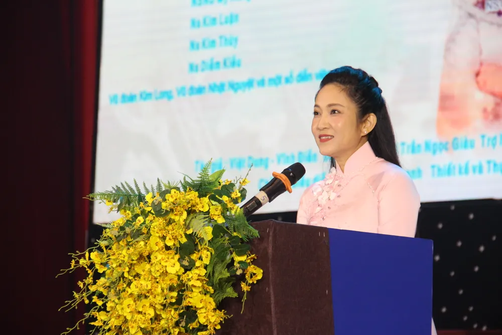 NSND Nguyễn Thị Thanh Thúy, Phó Giám đốc Sở VH-TT TPHCM phát biểu trước giờ biểu diễn IMG_3110.JPG