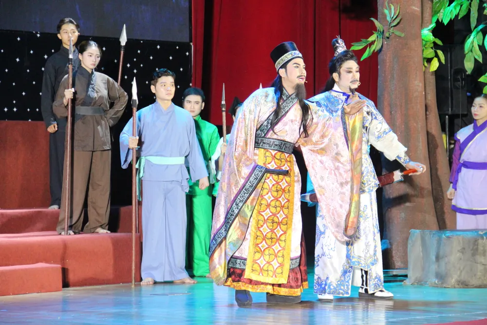 Trích đoạn được các nghệ sĩ trình diễn đầy sắc sảo từ giọng ca đến vũ đạo, liên tiếp nhận những tràng vỗ tay từ khán giả IMG_3233.JPG