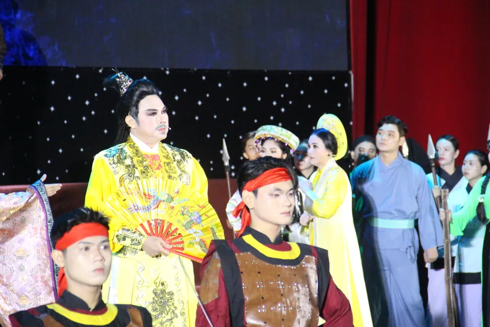 Phần trình diễn xuất sắc của các nghệ sĩ tại đêm diễn IMG_3356.JPG