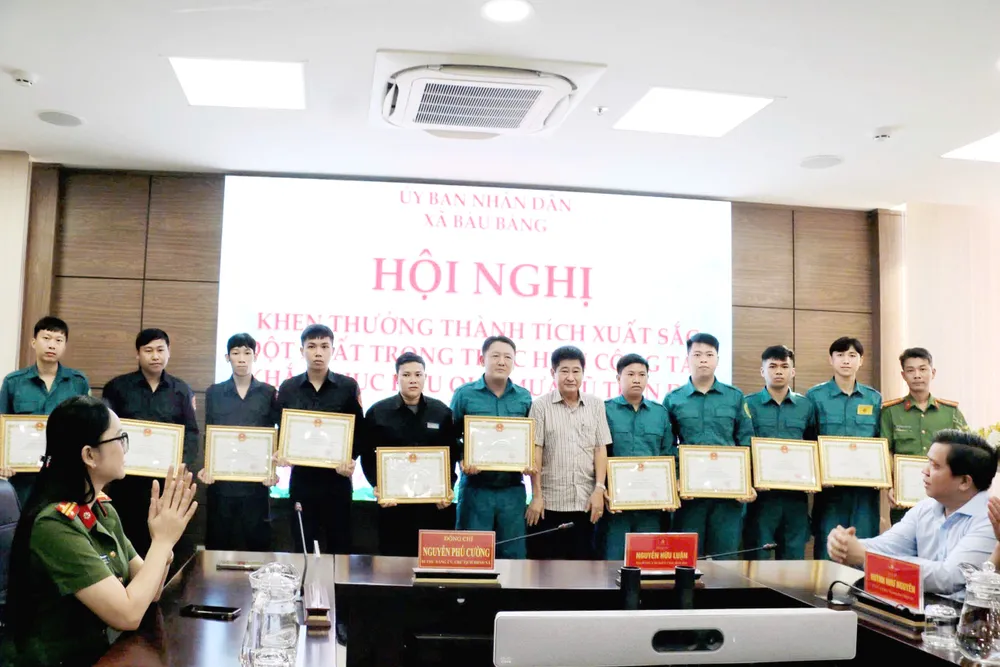 Việc khen thưởng kịp thời nhằm động viên tinh thần dũng cảm, trách nhiệm cao của cán bộ, chiến sĩ Bàu Bàng kt 3.jpg