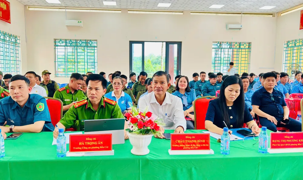 Công phường Bến Cát triển khai kế hoạch phối hợp doanh nghiệp tổ chức ra quân đảm bảo an ninh trật tự BC ra quân 2.jpg