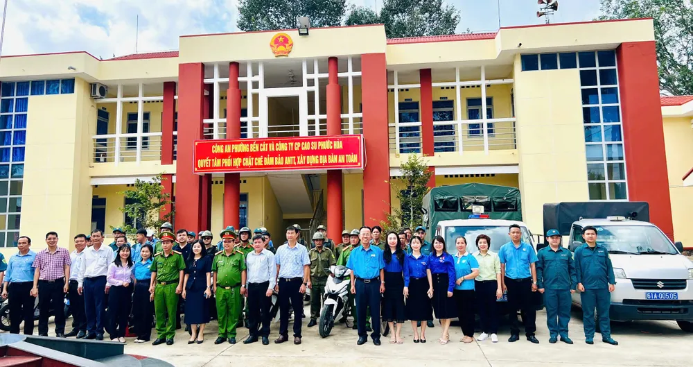 UBND phường Bến Cát và doanh nghiệp triển khai nhiều giải pháp đảm bảo ANTT trên địa bàn BC ra quân 4.jpg