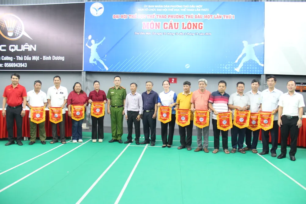 Ban tổ chức trao cờ lưu niệm cho các đơn vị tham gia giải IMG_3489.JPG