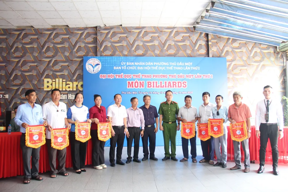 Các đơn vị nhận cờ lưu niệm IMG_3561.JPG