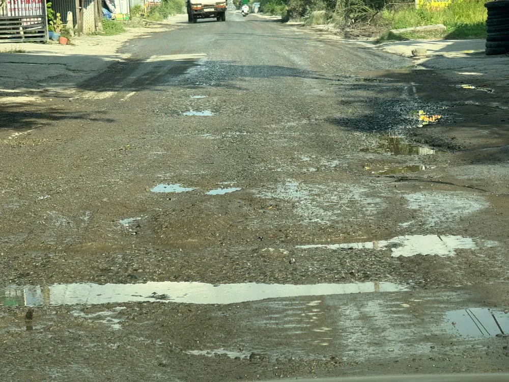 Дорожнє покриття поступово руйнувалося після кількох годин під навантаженням сотень транспортних засобів. đường 9.jpg